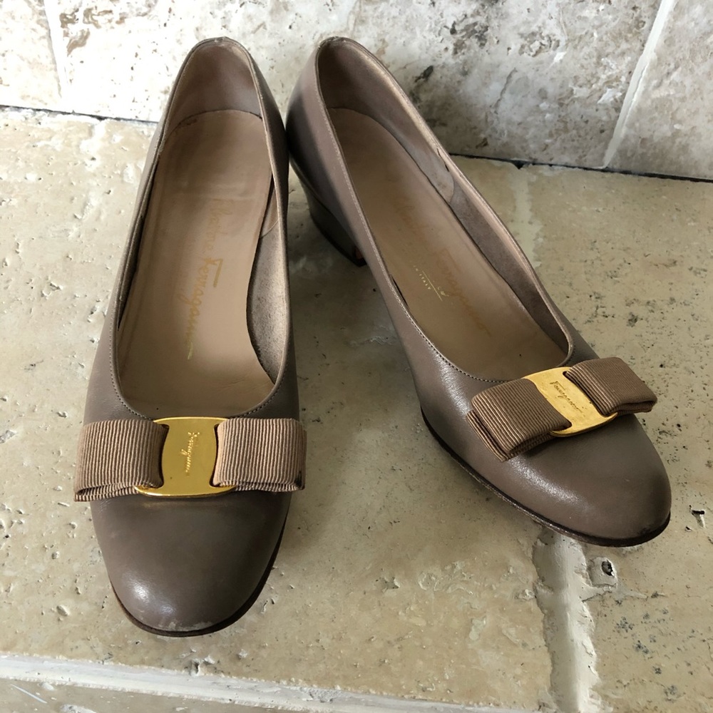 Salvatore Ferragamo Taupe Leather Bow Pump Gold Logo Hardware Pewter Grey Silver